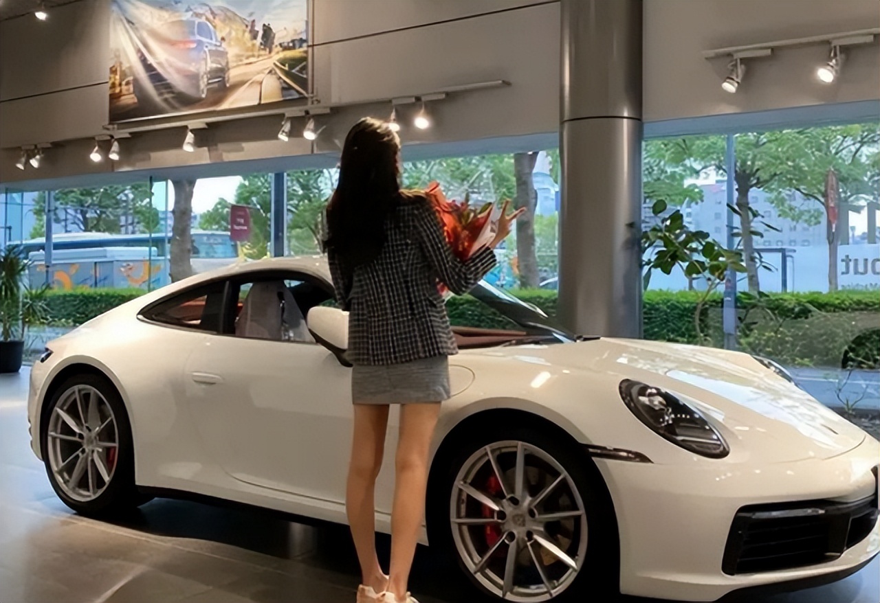 抖音90后网红富婆、日常养豹、出行包专机、到底是一种什么体验？