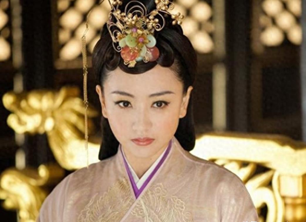 淫妃赞诗遭杀戮，尸骸踏之众人愁。