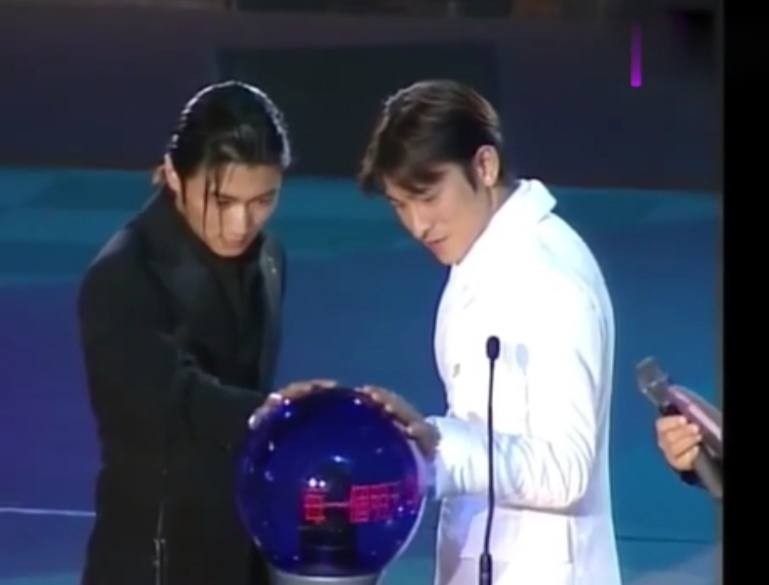 一个时代的逝去一段岁月的追忆：港圈辉煌三十年，豪门盛宴终须别