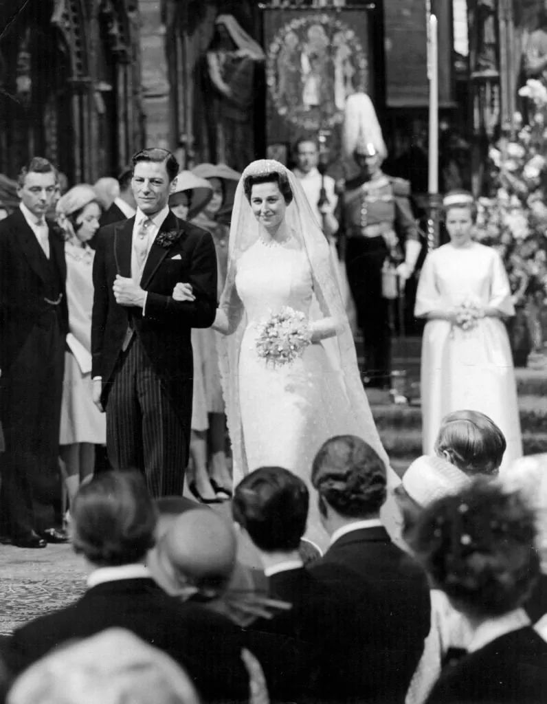 结婚74年30个*妇情**，女王背后的男人连老婆堂妹都不放过