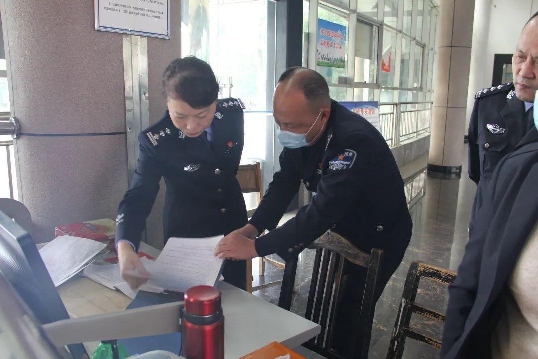 警花副局长聚众吸毒,迫使下属与其发生关系,三观尽毁无下限