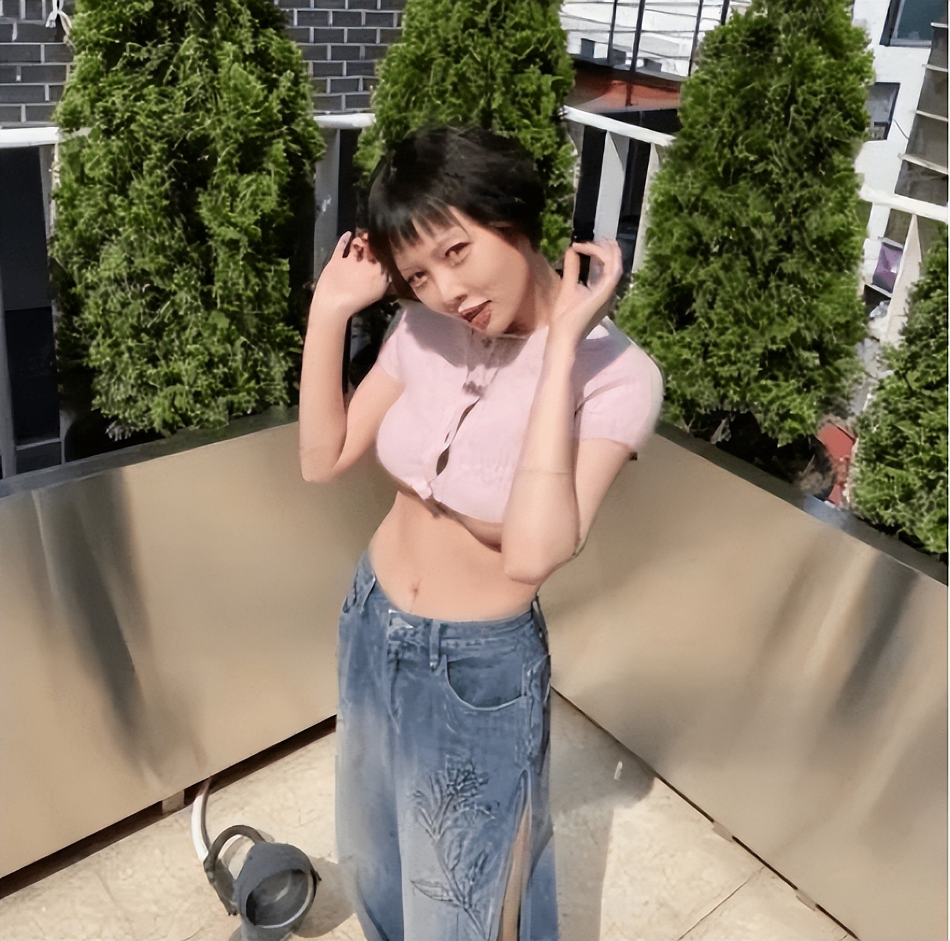 韩国女星露脐上衣 (韩国女明星露肩上衣)