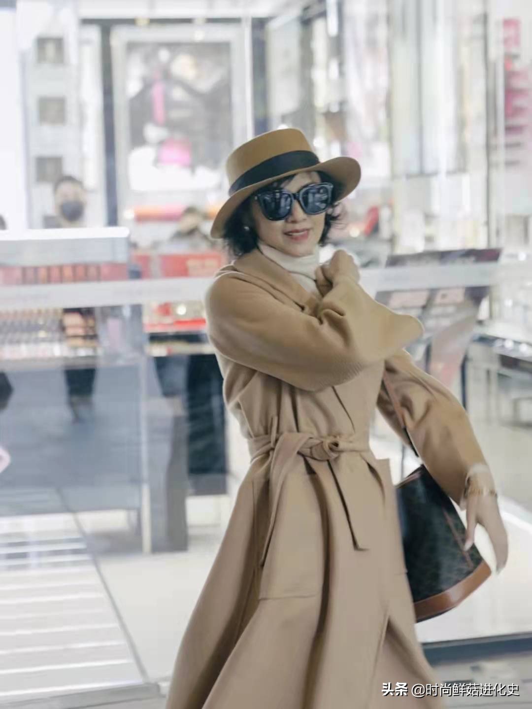 45岁穿什么颜色大衣显年轻气质,40多岁女人穿什么颜色大衣显年轻