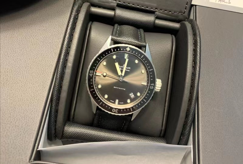 潜水表的发明者,潜水表鼻祖宝珀经典五十噚红金款