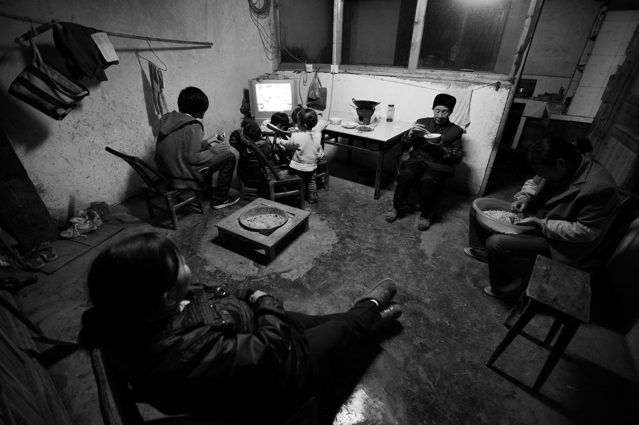 【档案】周国献摄影作品《恩施庆阳凉亭街》在《人民摄影》报发表