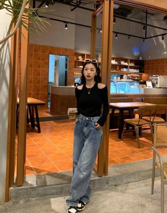 今年流行裤子不皱有垂感,今年裤子流行红色吗