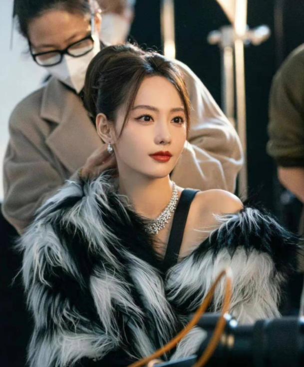 刘雯穿大翅膀走秀视频,刘雯贺聪维密