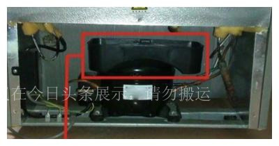 冰箱后面有臭味储水盒怎么拿下来,冰箱后面发出一股臭味是怎么回事