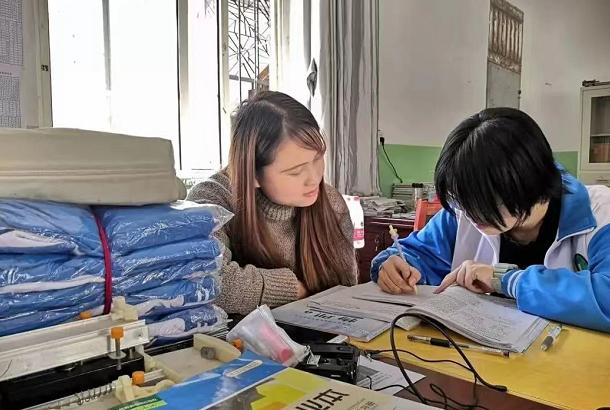 教师辞职领导极力挽留怎么回复,老教师主动辞职