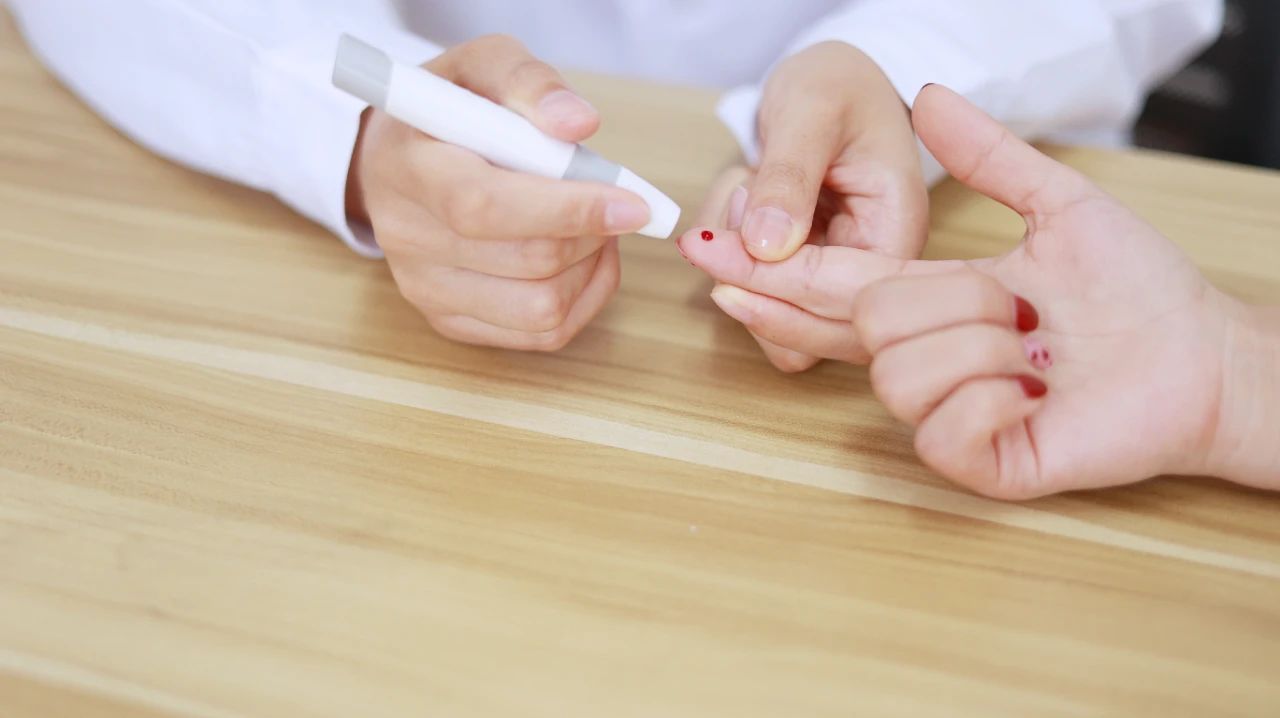 心脏会突然怦怦跳怎么回事,心脏砰砰跳是什么原因引起的