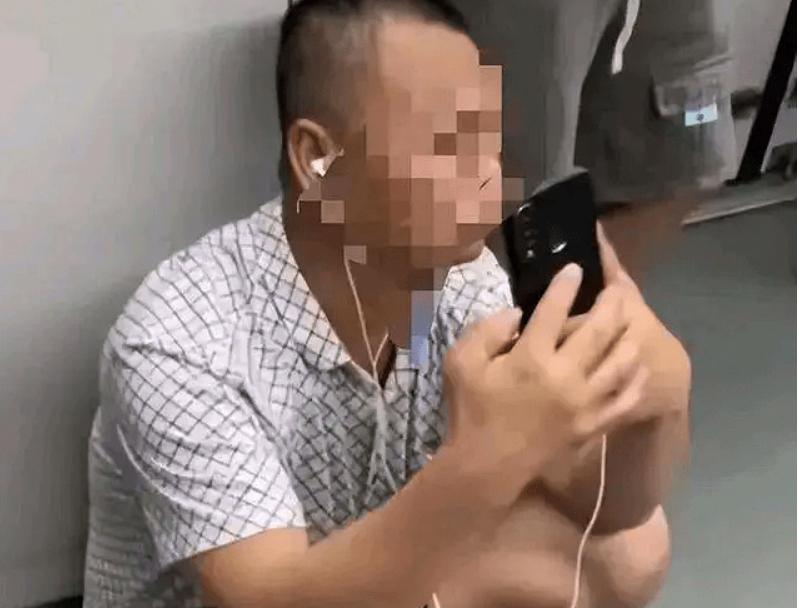 男生吃饭讨论猫屎遭女生泼饭,男孩吃饭说猫拉屎很臭