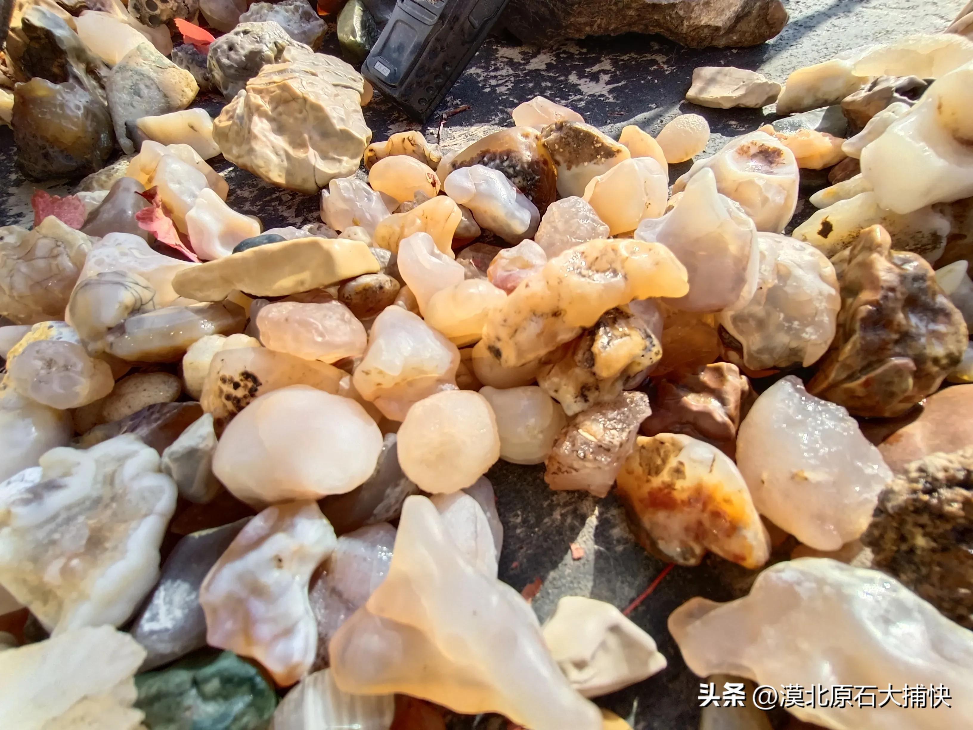 火山喷出天然玛瑙原石,火山岩烧过的玛瑙图片