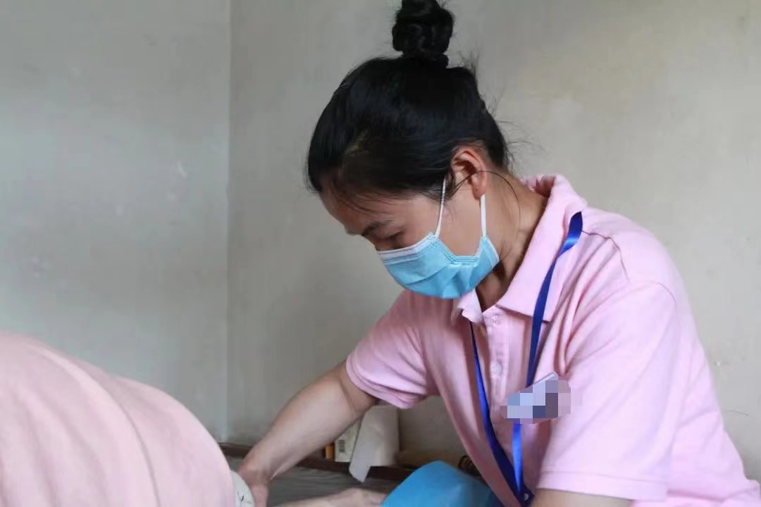 我，90后女孩，在深圳给特殊老人洗澡，可年收入36万，就是有点累