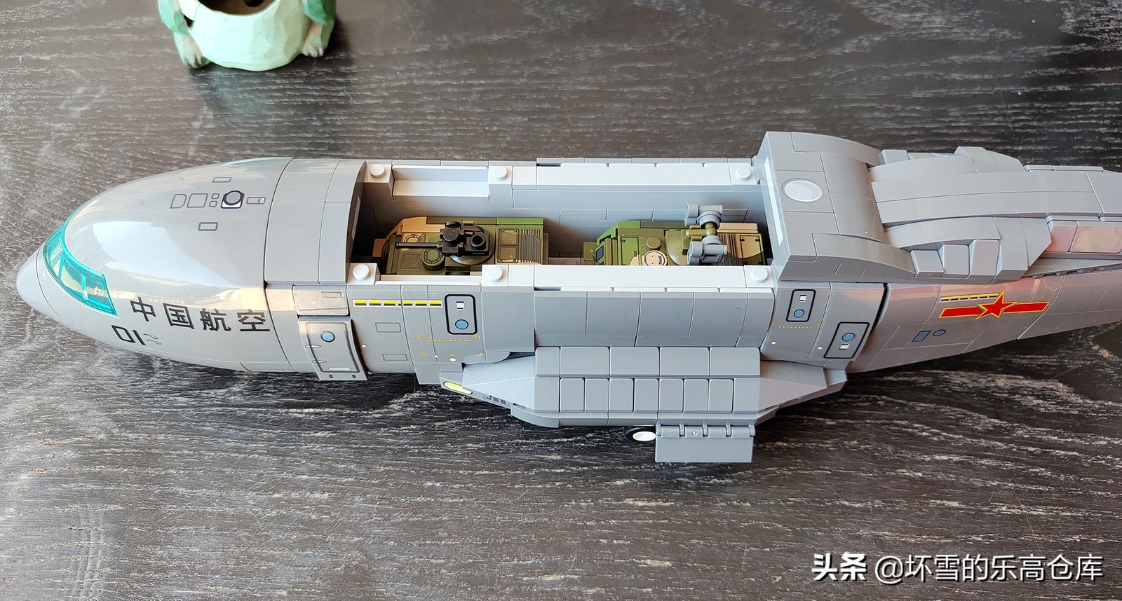 森宝积木6800a拼装视频,胖妞100个积木拼一个超大的机器人