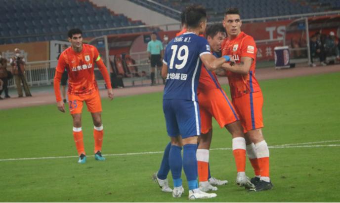 中国对恒大足球的态度怎么样,12年前恒大走进低谷中的中国足球