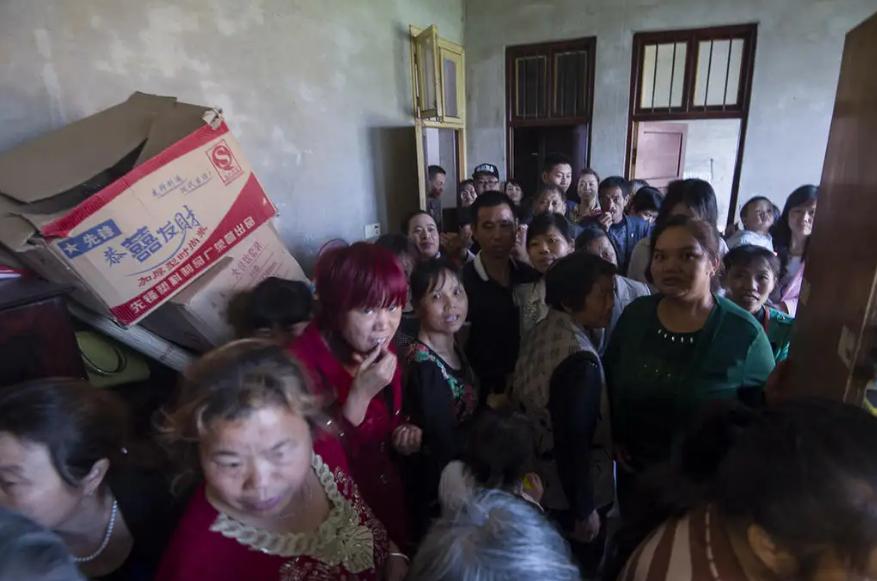 好心奶奶救下蛇20年后,男子救下一条小蛇20年后来报恩