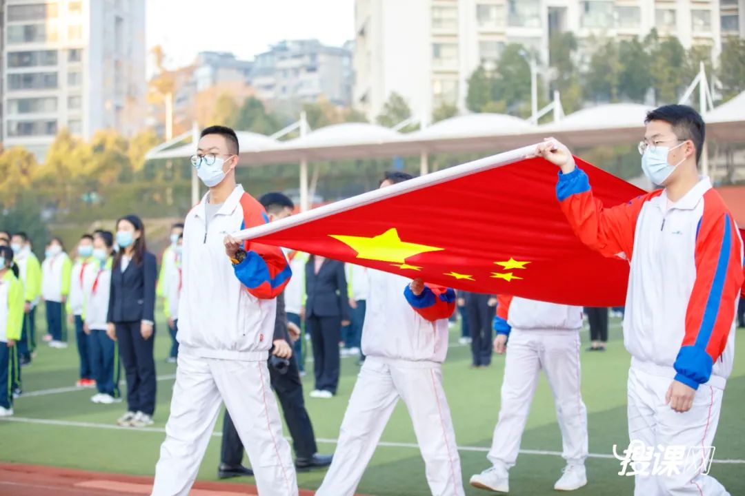 千名学生传递巨幅国旗,开学典礼百人传旗