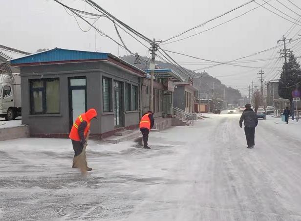 铲冰除雪青年文明号在行动,铲冰除雪鏖战特大桥