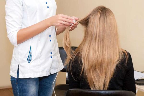 头发出油头皮屑比较多怎样处理,头发出油严重头皮屑多怎么解决