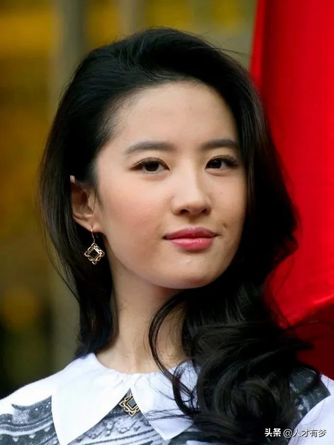 日常中如何树立增强自信心？有效方法之三：目光炯炯正视对方眼睛