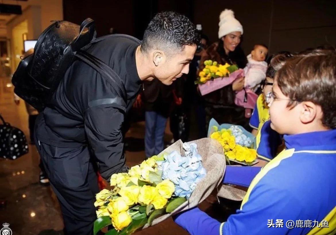 乔治娜发c罗王冠照,乔治娜看c罗比赛一身行头