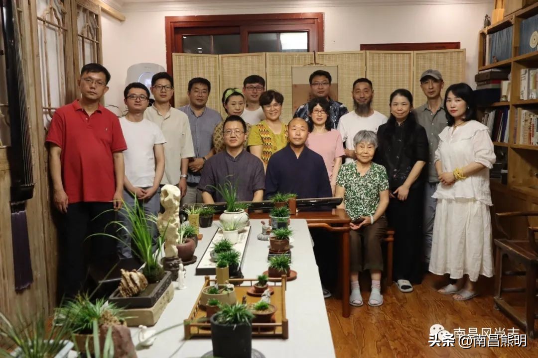 鍏竴鍎跨鑺傚叞鑺辫崏,鍏竴鍎跨鑺傜尓绗艰崏