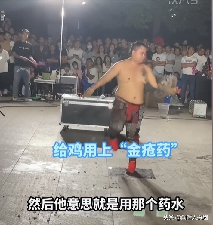 男子卖药用鸡演示被打假,一男子卖金疮药被打假