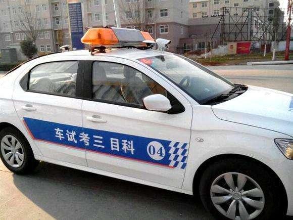 科目三途中遇红绿灯该怎样停车,科三遇到前面停车挡路怎么操作