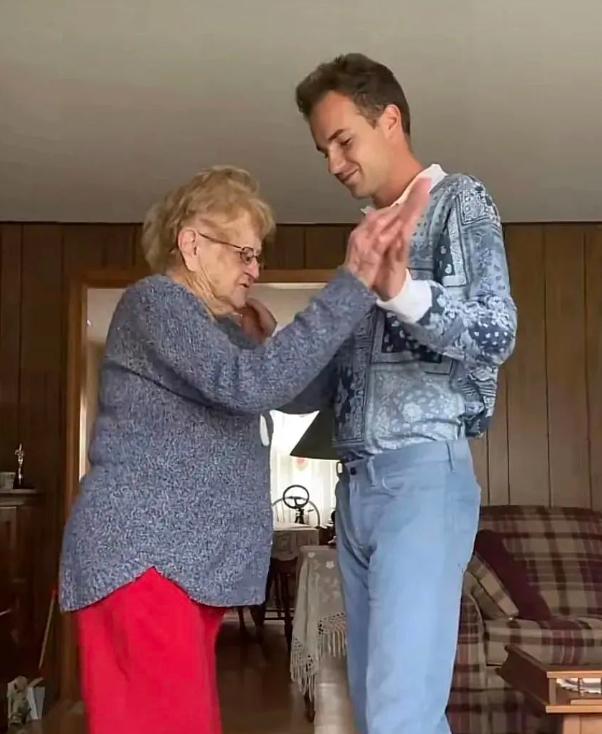 国外老太太参加前男友葬礼 (外国老太太参加前任葬礼)