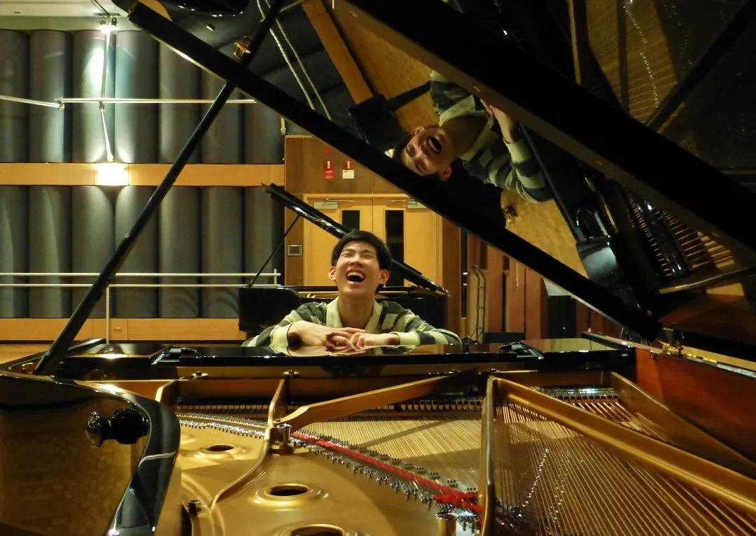 8岁学钢琴会不会太晚,八岁学琴还来得及吗