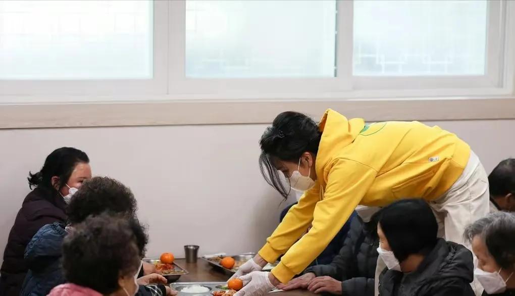 韩国夫人金建希穿高档衣服,韩国夫人金建希的着装合集