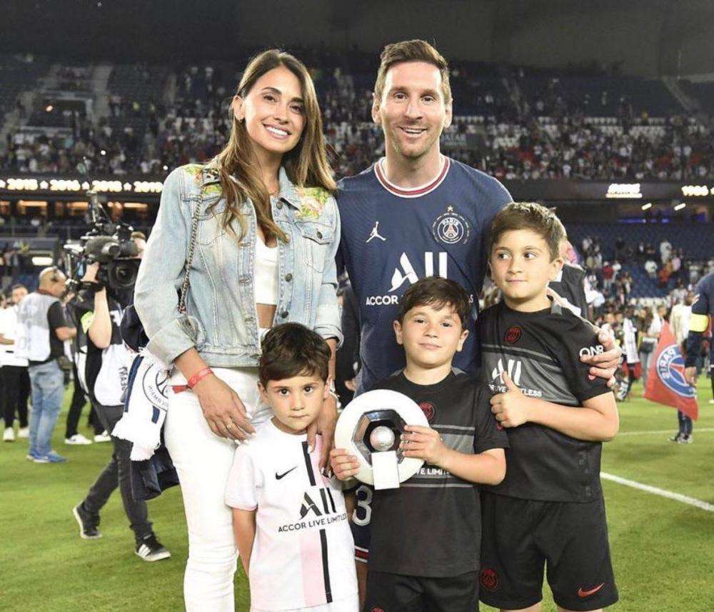 梅西7获世界足球先生c罗反应,梅西7夺金球奖后的历史地位