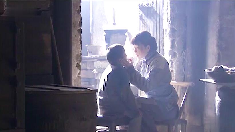 揭露旧社会女性悲惨的电影，妻子为替丈夫还债，80块钱租给老地主