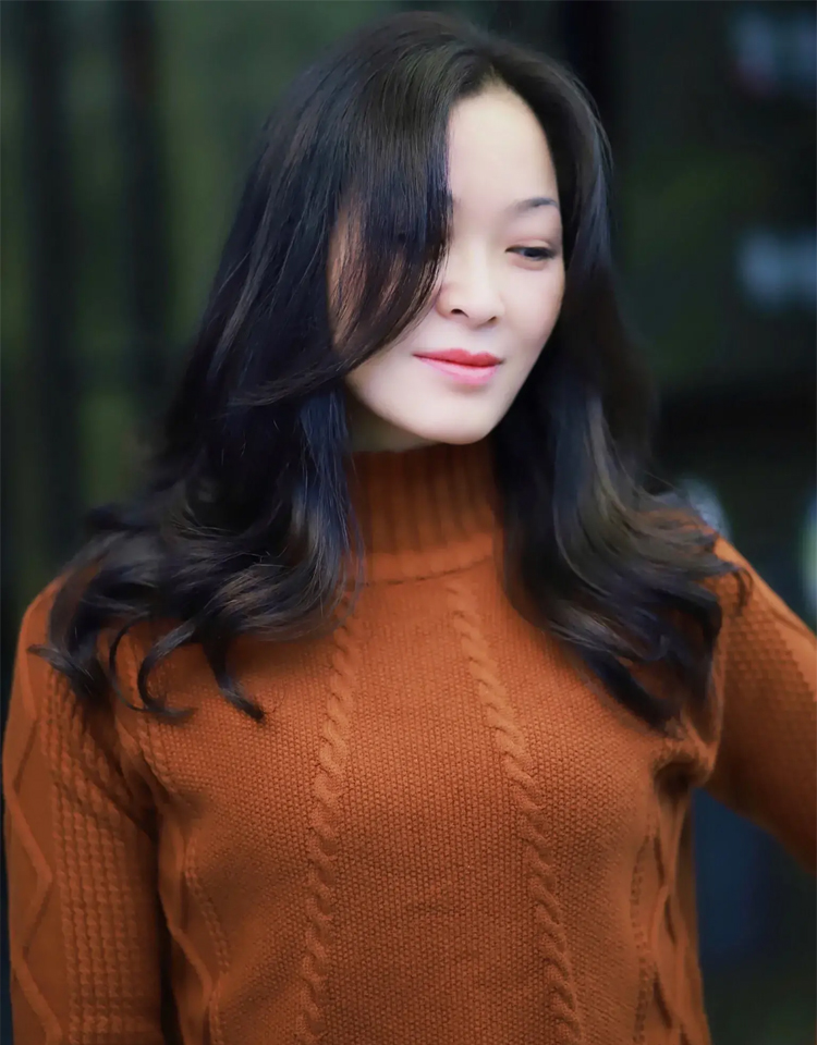 二十岁适合直发还是卷发,30多岁女人留直发好还是卷发