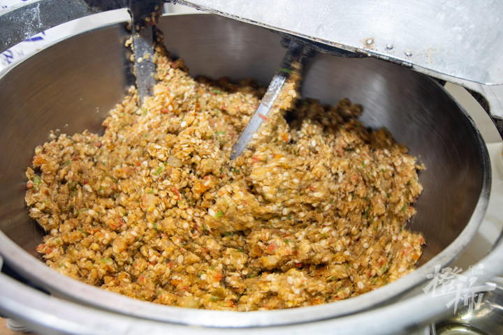 杭州各大寺庙“筒儿月饼”陆续开售!橙柿独家探访中天竺“月饼厨房”:吃货最惦记的素月饼是怎么做出来的?