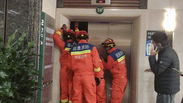 电梯出现异常怎么自救,电梯遇到危险的急救方法