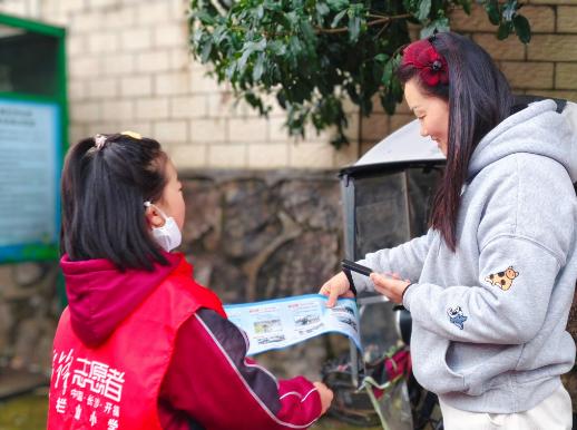 城关中学开展学雷锋志愿服务活动,学校学雷锋志愿服务队授旗仪式