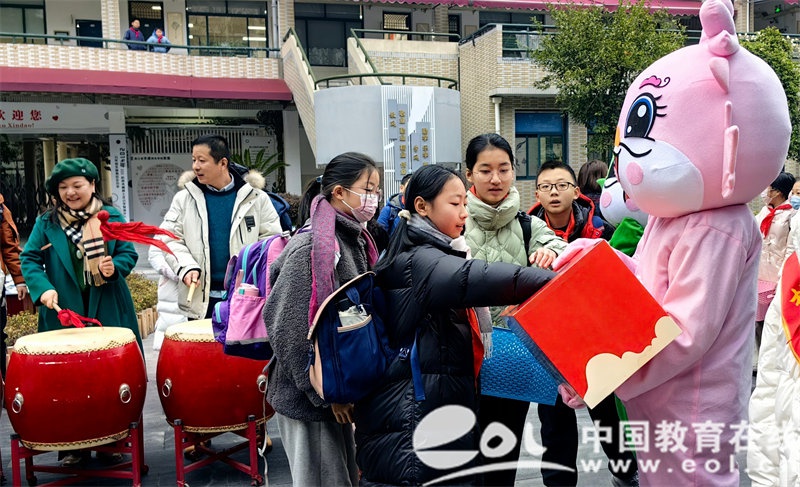 江心岛小学举行“欣欣向‘龙’滚烫迎‘心’”2024年春季开学活动