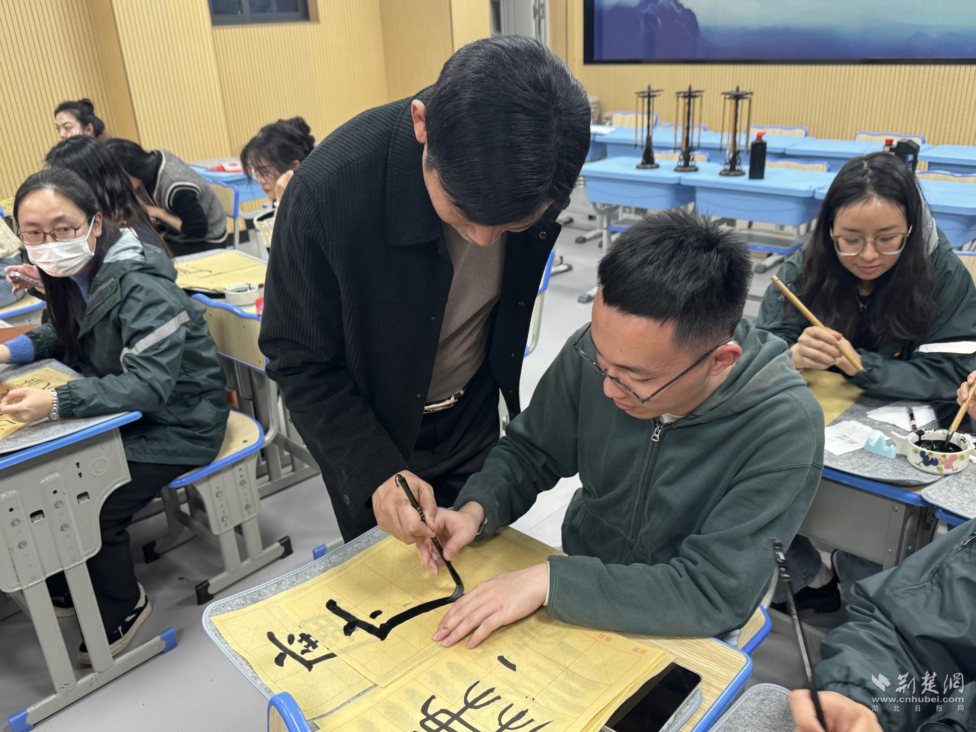 清风润笔端洪山十小举办廉洁书法培训活动