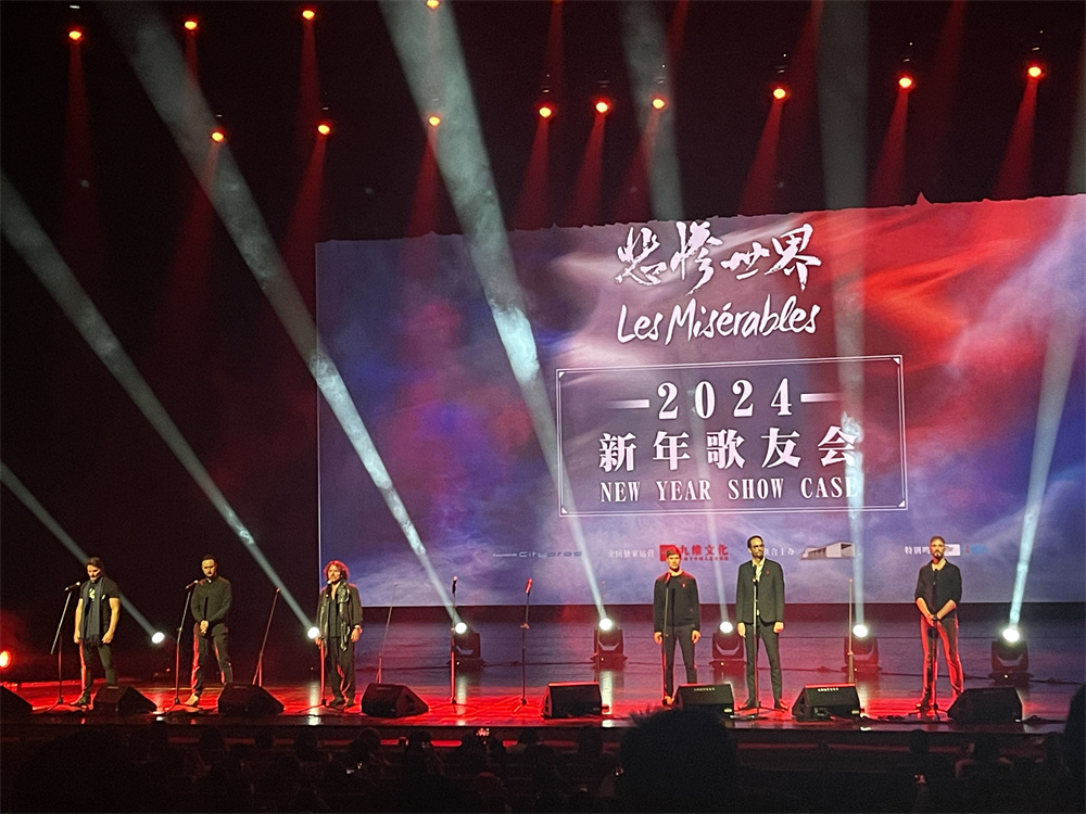 缺服装没道具......这场已经取消的“演出”座无虚席