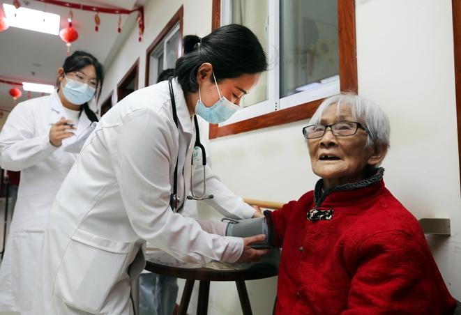 西安市灞桥区十里铺街道综合养老服务中心实现老人养老看病双保障