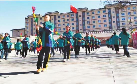 【奔流少年·校园里】甩鞭顶碗进民乐校园非遗文化浸润童心