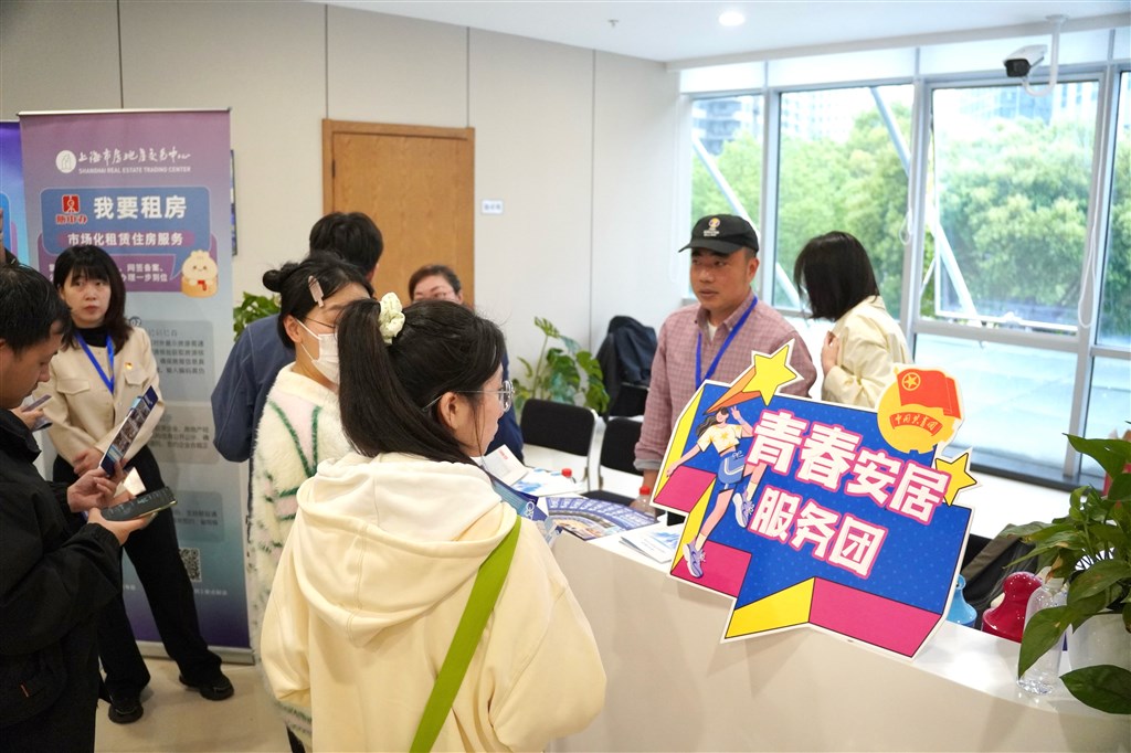 找工作的同时还能咨询租房沪上这场招聘会助力求职者安居乐业