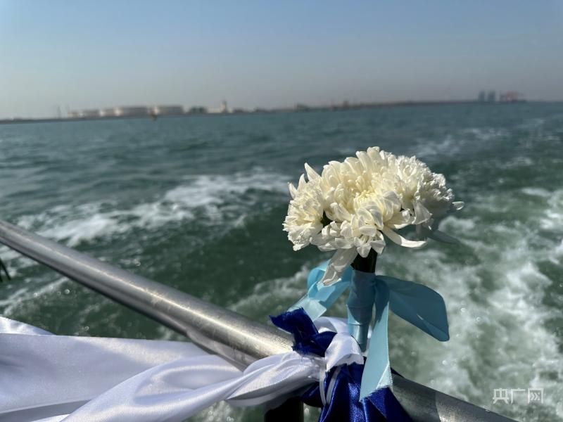 骨灰撒向大海怎么祭奠,亲人的骨灰海葬后如何祭奠