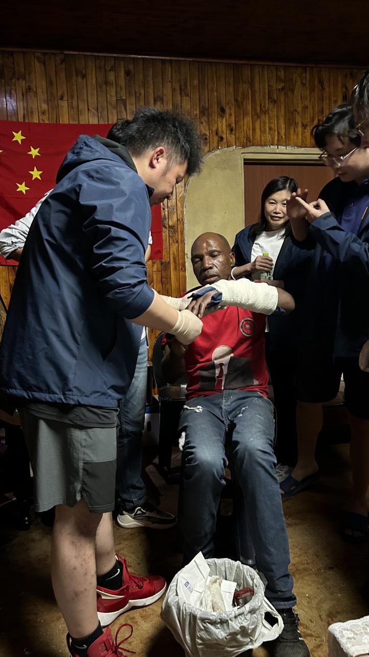 武汉骨科医生抵达首日患者就“找上门”，中医正骨手法技惊莱索托