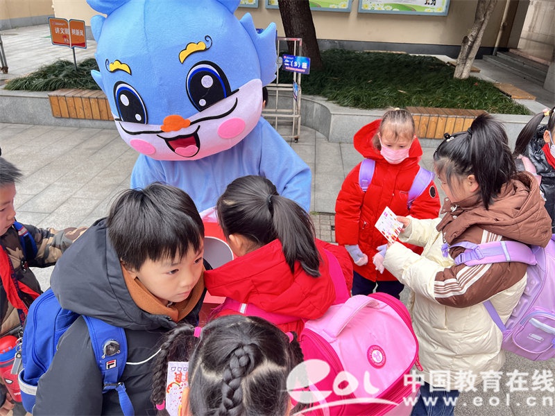 江心岛小学举行“欣欣向‘龙’滚烫迎‘心’”2024年春季开学活动