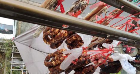 “浓浓年味”与“文明暖心”美美与共，温州女子晒腊味时的这一举动引发网友们的点赞