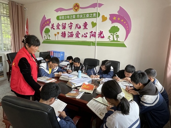 学校周末不让住校生出门,学校周末不给学生放假