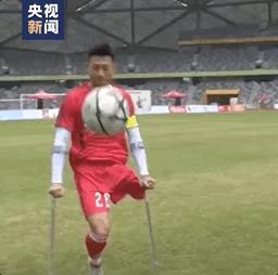 足球赛场上震撼人心的过人视频,足球场上单腿飞奔射门的他