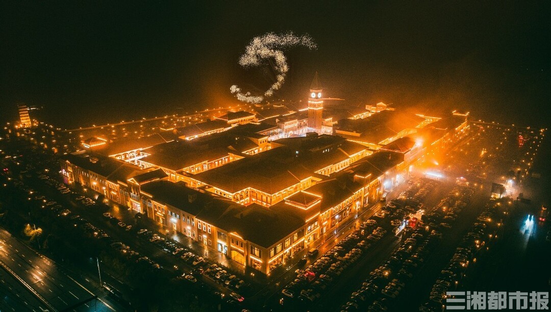 九龙仓时代奥莱入湘五周年，上演长沙首个高空墙体秀